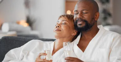 Couple relaxing - Cadillac Travel