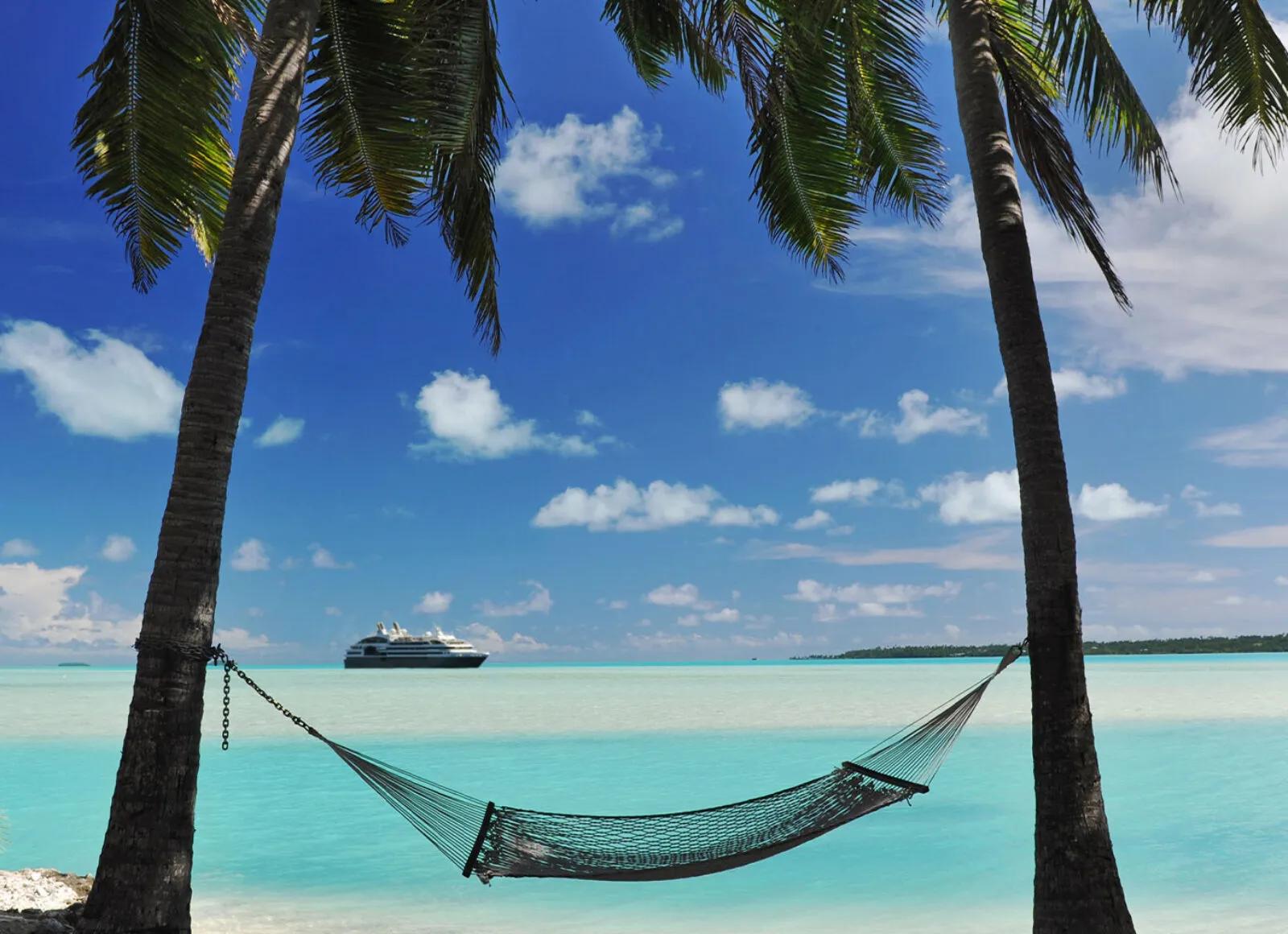 Hammock on a tropical beach - Cadillac Travel