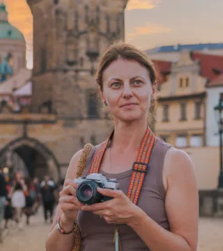 woman with a camera - Cadillac Travel