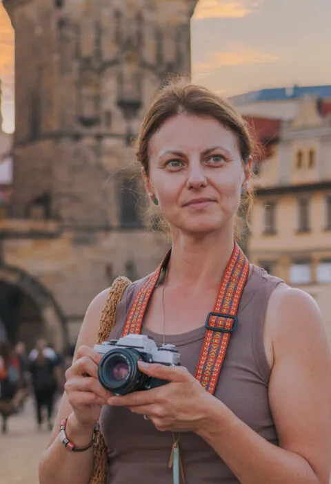 woman with a camera - Cadillac Travel